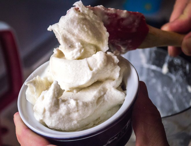 Citronka se fantastično poda v mlečne posladke, tudi v sladoled. (Foto: Rightone/Getty Images)