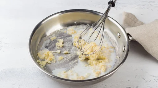 Osnova številnih omak sta maslo in moka. (Foto: OlgaLepeshkina/Getty Images)