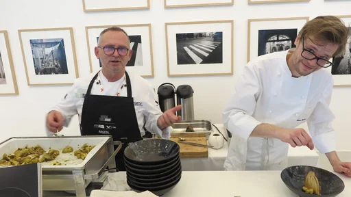 Oče Janez in sin Tomaž Bratovž (Restavracija JB) sta pred nekaj leti kuhala v ljubljanski galeriji. FOTO: Špela Ankele