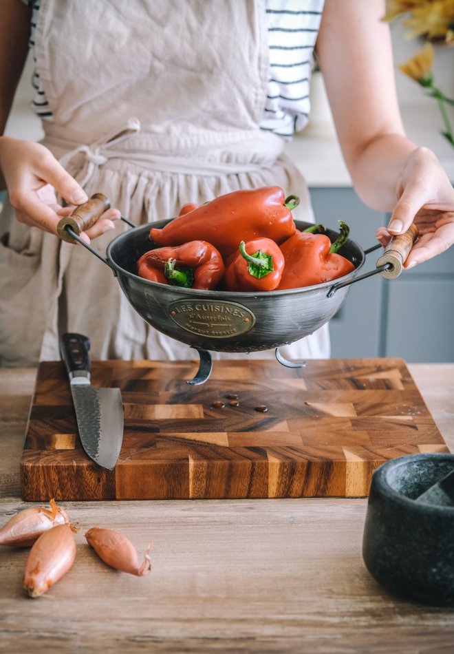 Iz rdeče paprike lahko skuhamo omako, ki je izvrstna alternativa paradižnikovi.