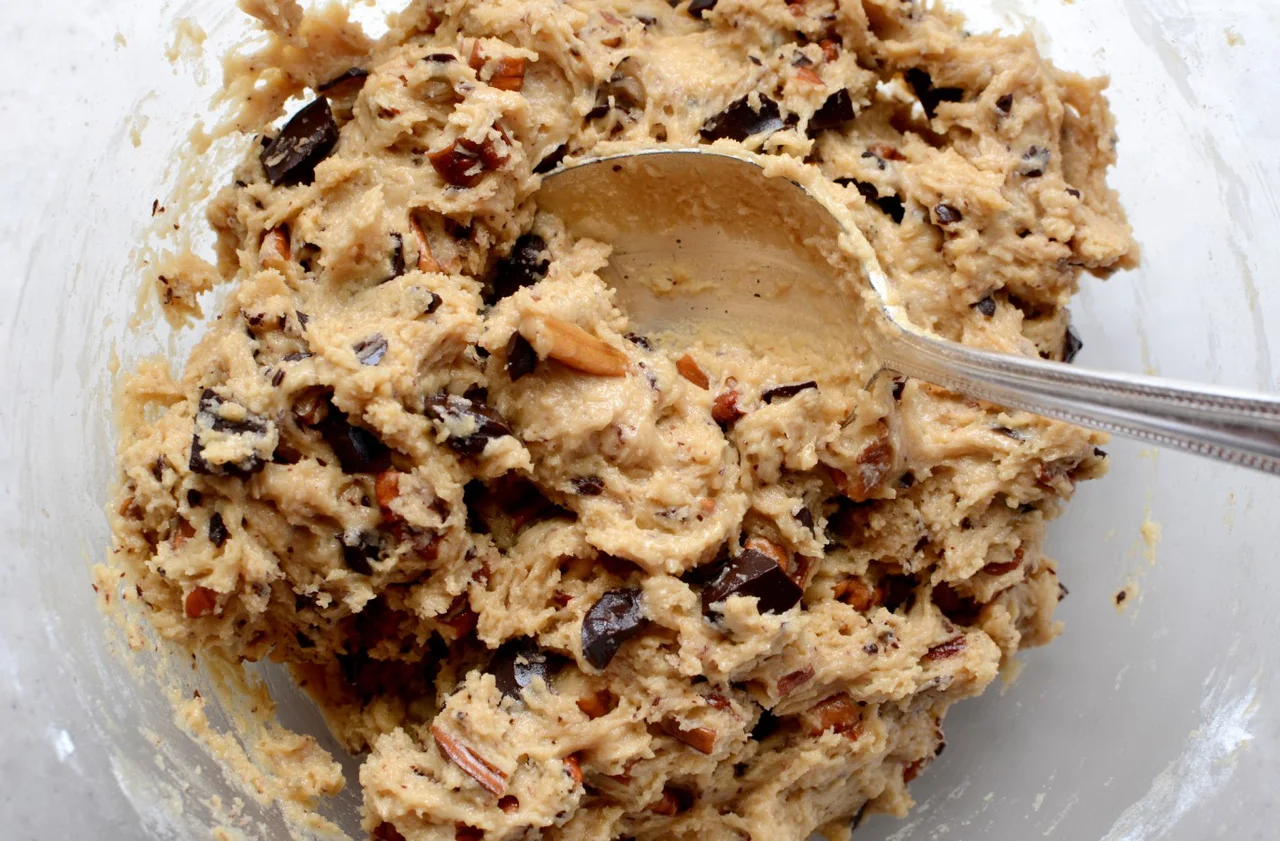 V maso za cookije poleg koščkov čokolade lahko dodamo sesekljane oreške ali suho sadje. (Foto: Sarahdoow/Getty Images)