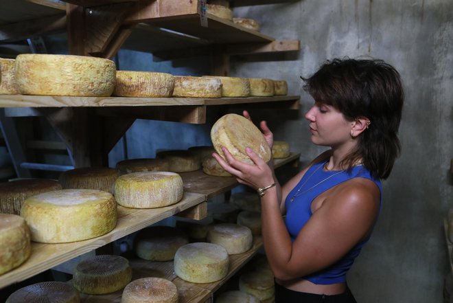 24-letna Tita Winkler v zorilnici kozjega sira. Foto: Dejan Javornik