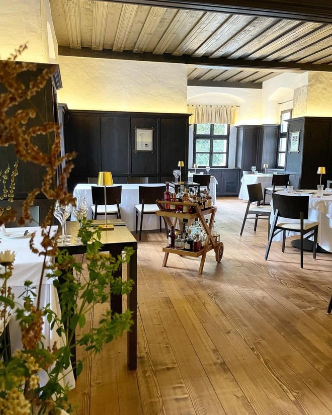 V zgornjem nadstropju Gastuža deluje elegantna restavracija, spodaj pa je kavarna za hitro okrepčilo.