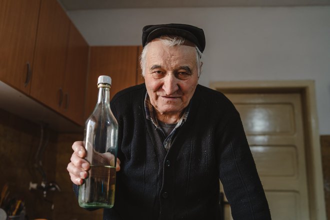 V Srbiji vsak dela najboljšo rakijo in vam jo bo rad dal. Samo potem boste morali vzeti še sosedovo. Tudi on ima najboljšo. (Foto: Miljan Zivkovic/Shutterstock.)