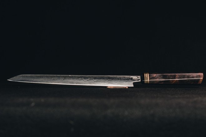 Nož suji je kovan s 3200 plastmi jekla, ki ga je naredil Timotej Kruška sam, iz slovenske železove rude.