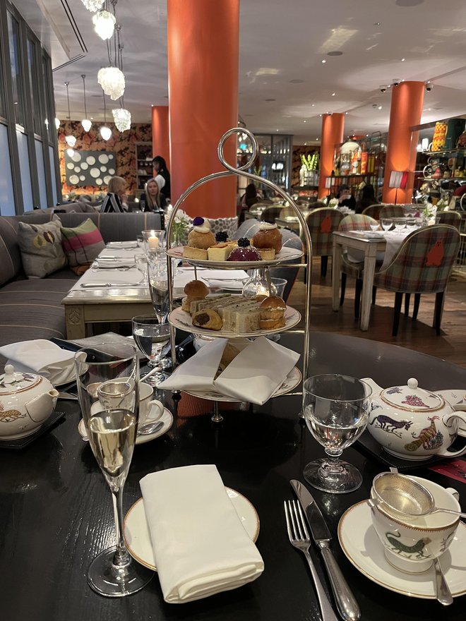 Takole je v londonskem hotelu videti pladenj v treh etažah, ki ga gostje naročijo ob angleškem popoldanskem ritualu, imenovanem afternoon tea.
