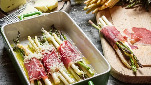 Preparation of asparagus wrapped in Parma ham with cheese