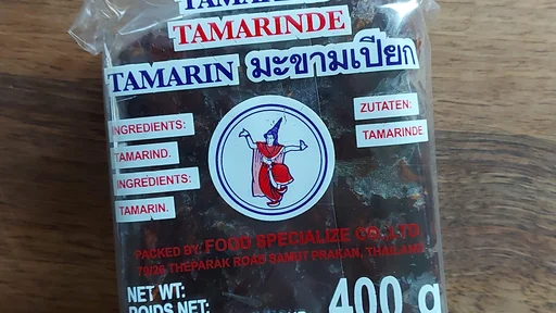 Tamarindovo pasto, iz katere pripravimo značilno omako, lahko v takšnih zavitkih kupimo v specializiranih trgovinah.