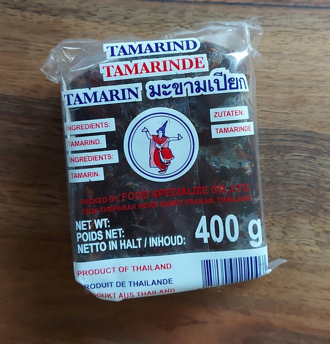 Tamarindovo pasto, iz katere pripravimo značilno omako, lahko v takšnih zavitkih kupimo v specializiranih trgovinah.