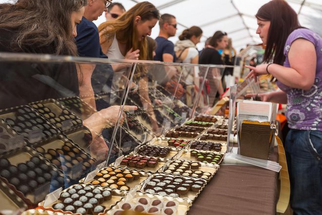 V Radovljico konec tedna prihajajo številni ponudniki čokolade od blizu in daleč. Foto: Boris Pretnar