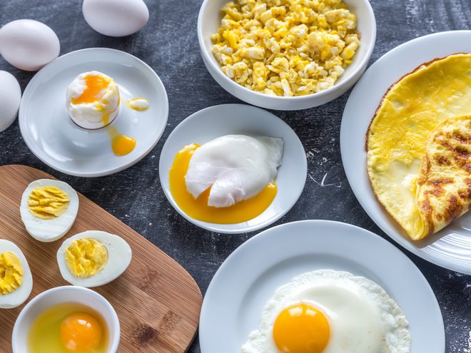 Manj sveža jajca ali jajca starih kokoši so še vedno uporabna, denimo za recepte, v katerih se jih meša med druge sestavine. FOTO: Alexpro9500/Getty Images