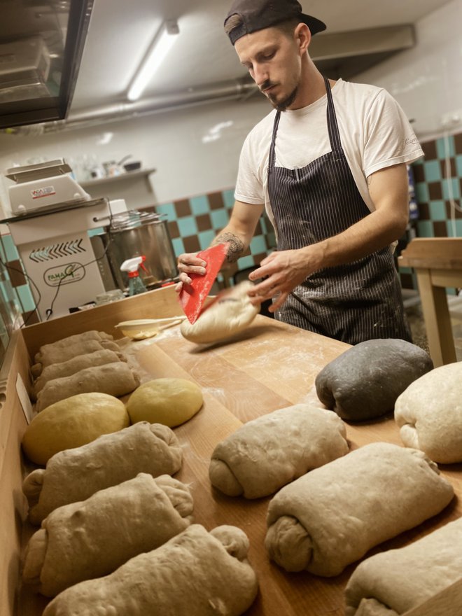 Kranjčan Aleš Tomažič je v pritličju domače hiše odprl pekarno Bread and Black.