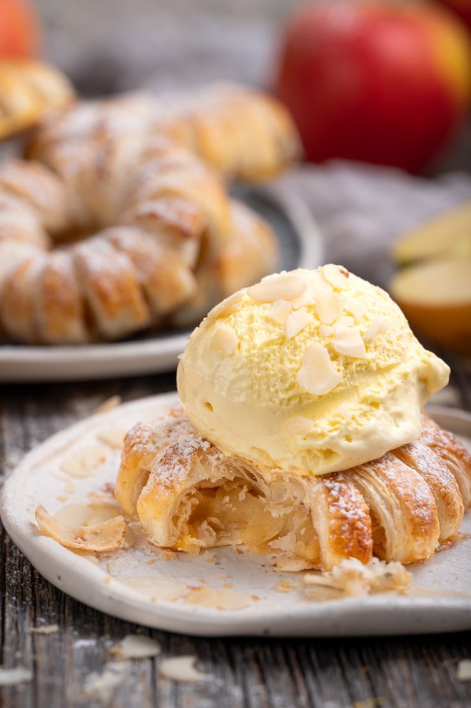 Še vroča postrežemo s kepico vaniljevega sladoleda, po želji povrhu frcnemo še mandljeve lističe.