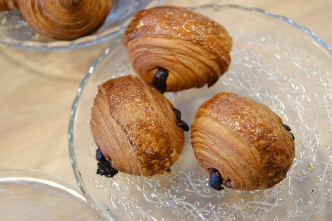 Čokoladno pecivo (pain au chocolate).