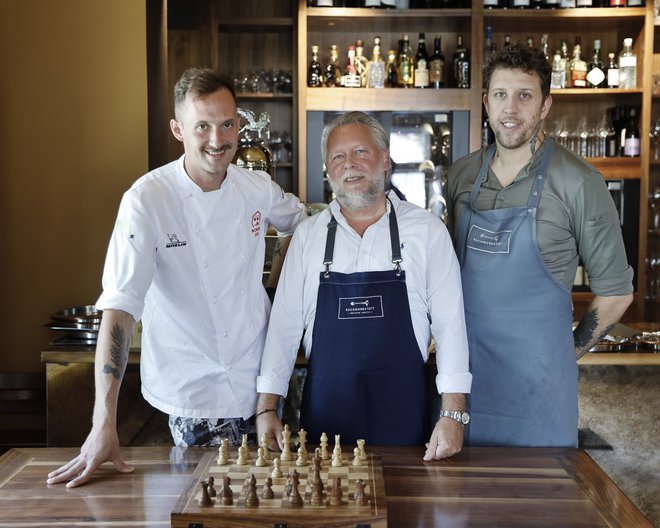Izkušnje in mladost: chef Mojmir Šiftar (Pen klub) ter Christian Cabalier in Max Puaschunder, ki predstavljata jedro majhne ekipe daleč naokoli znane celovške zgodbe Kochwerkstatt.