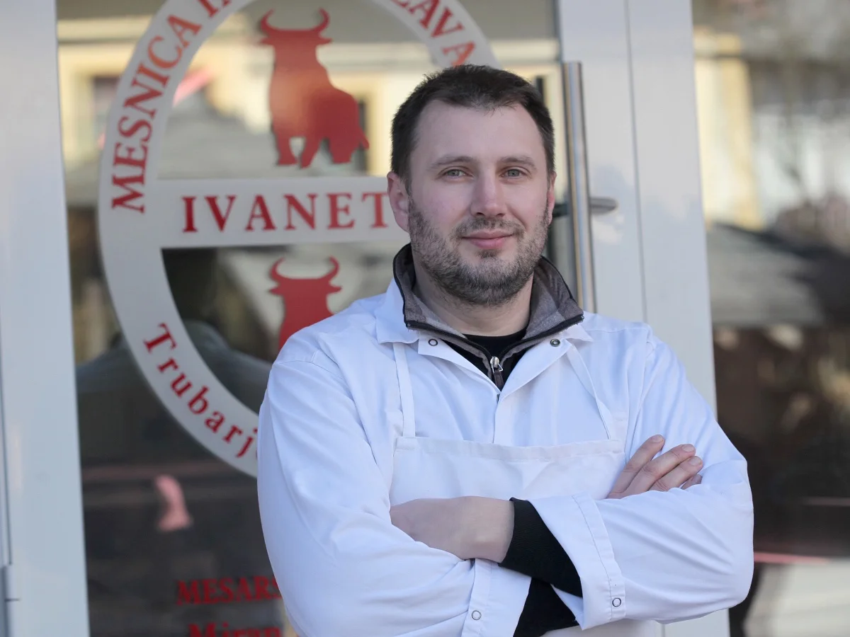 Šunke pri mesarju Milanu Ivanetič-u. V Črnomlju 14.3.2018[Črnomelj.mesar Milan Ivanetič.šunke.Velika noč]