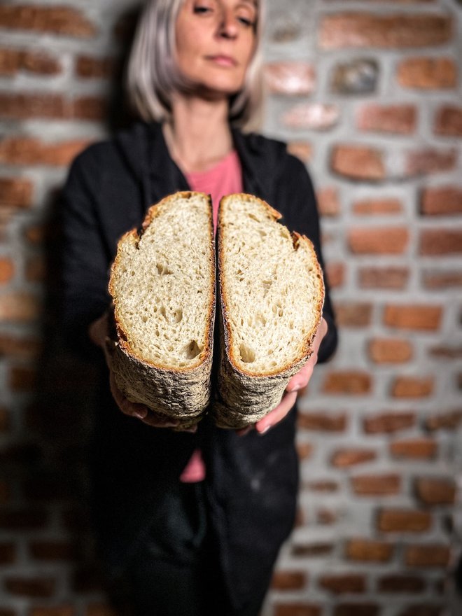 Natašina velika strast je tudi peka kruha z drožmi. Kakšna lepa štruca, kajne?