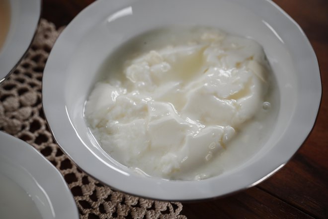 Tekoči jogurt in jogurt na grški način se do konca naredita kar v pasterizatorju in nato prelijeta v končno embalažo. Čvrsti jogurt in kmečko kislo mleko pa zorita do konca v lončku.