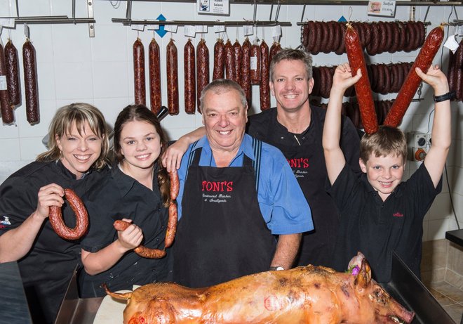 Tri generacije družine, ki v Avstraliji ohranja okuse tradicionalnih evropskih mesnin.