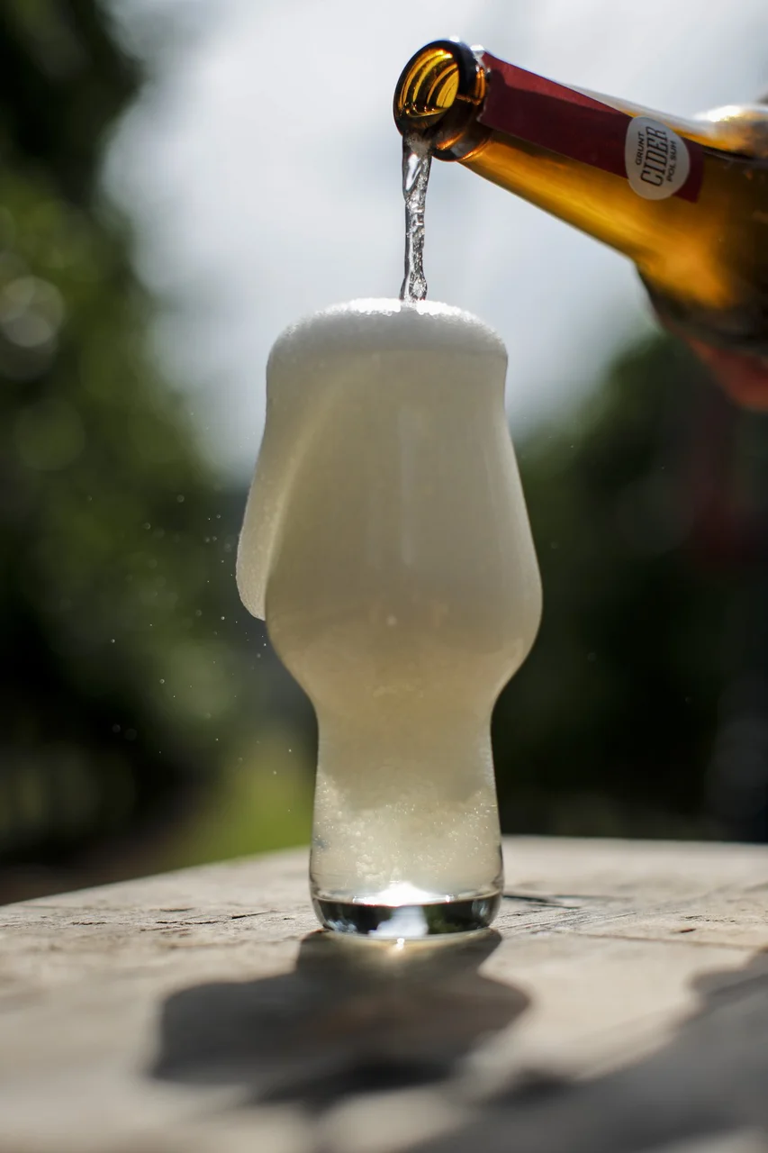 Po peni je cider med pivom in penino: količina pene je podobna kot pri pivu, umiri pa se hitreje, nekako kot penina.