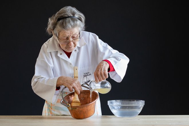 Elizabeta Pušpan, mama Alena Pušpana, lastnika Bujola, premore izjemno znanje in strast do priprave rib po starih recepturah. (Foto: Luka Kaše, Riiba)