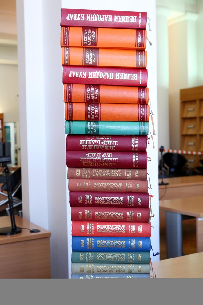 V Narodni univerzitetni knjižnici še danes hranijo 19 izvodov te legendarne kuharske knjige v cirilici, ki je s presledki (in vse modernejšimi platnicami) izhajala med letoma 1939 in 1986. (Foto: Marko Feist)