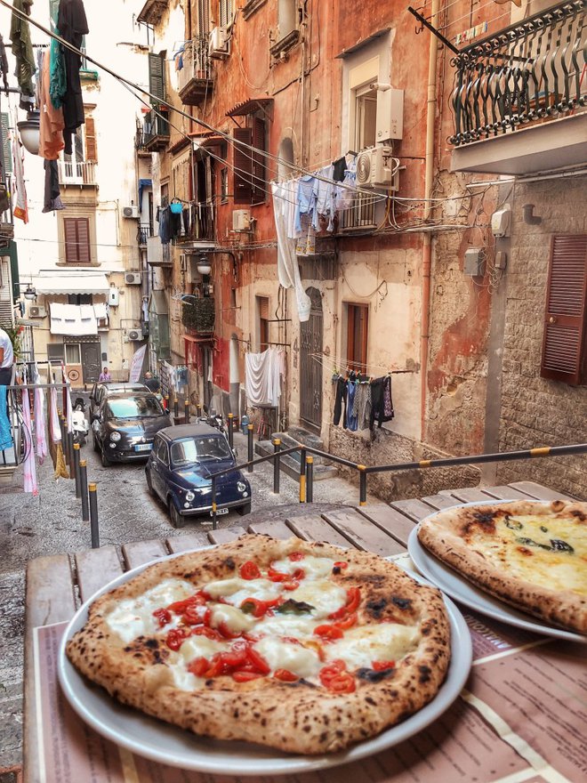 Neapelj je imel v zgodovini pice res pomembno vlogo, saj se je tu začela in razvijala tista različica, ki je zdaj razširjena po vsem svetu. (Foto: Shutterstock)