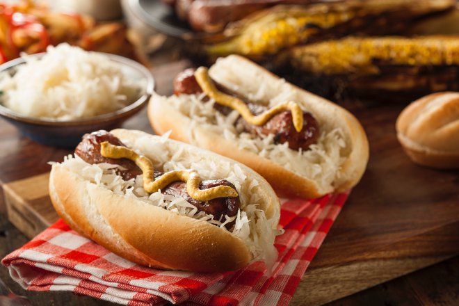 Hot dog s kranjsko klobaso in kislim zeljem (Foto: Getty Images)