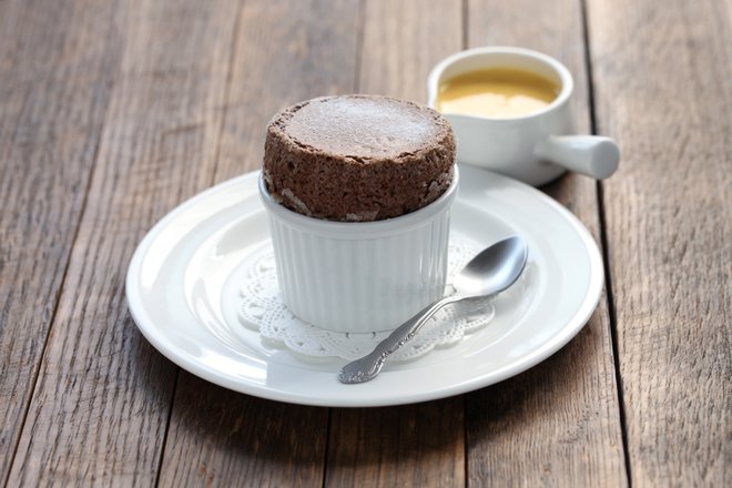 Sufle postrežemo kar v posodici, v kateri se je spekel.