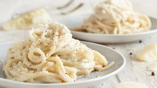 Cacio e pepe, italian cheese and pepper pasta close up