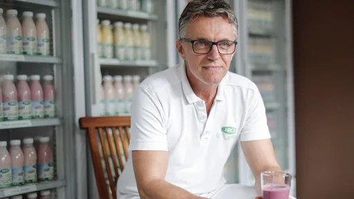 Peter Hecl, proizvajalec sirov in jogurtov na kmetiji Fingušt Hecl, v Orehovi vasi, Slovenija, 1. septembra 2020.[Hecl Peter,siri,jogurti,hrana,prehrana,kmetije,kmetje,kmetijstvo,mleko]