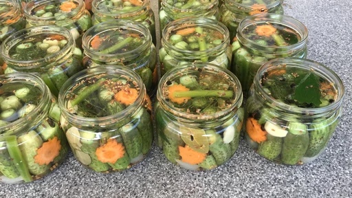 Mitja Gobec še vedno tako vlaga kumarice. To je njegova fotografija, da si boste lažje predstavljali recept.