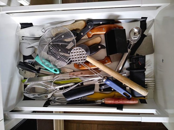 Kuhinjski noži pred organizacijo. Foto: Tjaša Sterle Polak