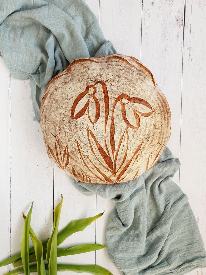 Anitin kruh z motivom iz pomladno prebujene narave.