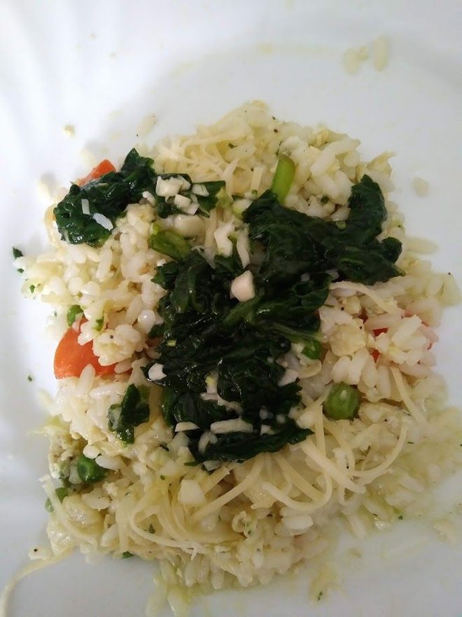 Pečen riž z zamrznjeno zelenjavo in solato iz blanširane blitve s česnom. Foto: Tjaša Sterle Polak