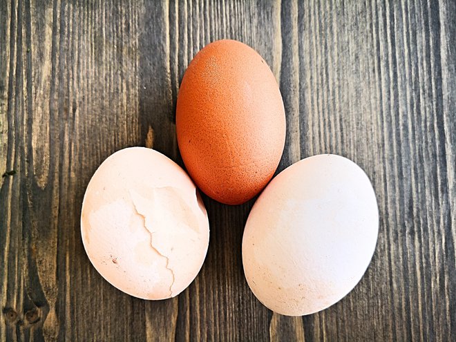 Levo jajce je kuhano po prvem postopku, desno pa po drugem. Za primerjavo odtenka dodajamo še jajce, ki ni razbarvano.