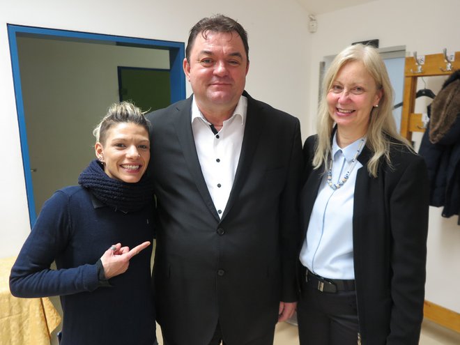 Manuela Fensore, ob njej profesor strežbe Ludvik Fekonja in Marjeta Smole, ravnateljica Srednje šole za gostinstvo in turizem v Ljubljani