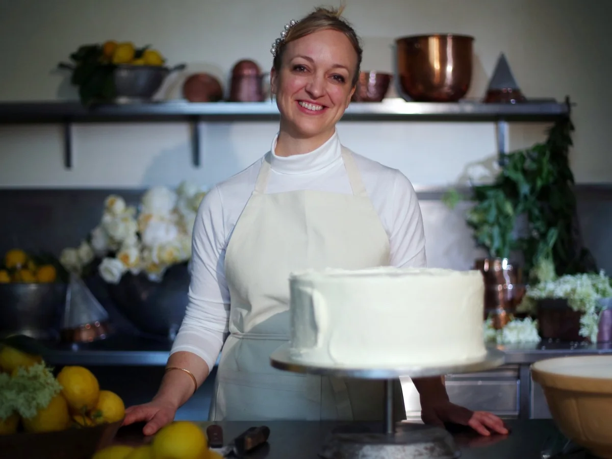 LONDON, ENGLAND - MAY 17: (ONLINE OUT) Claire Ptak, Owner of Violet Bakery in Hackney, east London puts finishing touches on the cake for the Royal Wedding of Prince Harry and Meghan Markle in the kitchens at Buckingham Palace on May 17, 2018 in London England. (Photo by Hannah McKay - WPA Pool /Geetty Images)