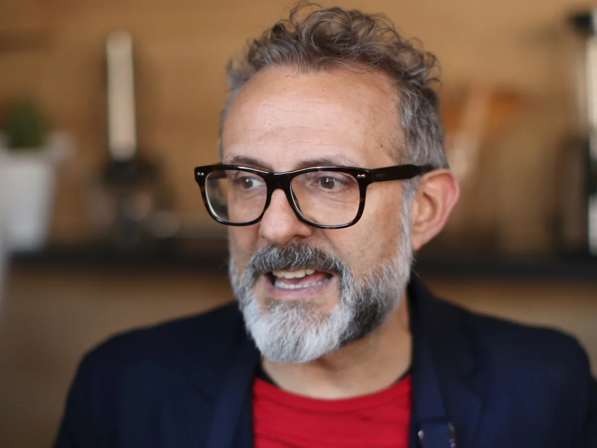 Slavni italijanski kuhar Massimo Bottura in naš Luka Jezeršek sta na Pogačarjevem trgu pripravljala hrano s filozofijo nič zavržene hrane. Ljubljana, Slovenija 26.maja 2017.[Bottura Massimo,kuharji,chefi,kuhanje,hrana,Odprta kuhinja,portreti,Ljubljana,Slovenija]