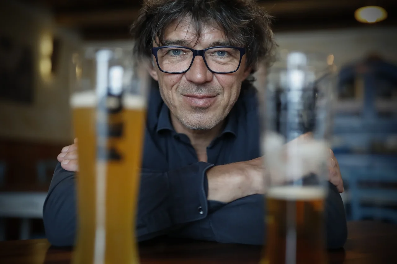 Kramar Valter in pivo Feo v Hiši Polonka, v Kobaridu, 11. oktobra 2017..[Kramar Valter,Hiša Polonka,pivo,pivovarne,gostinstvo,turizem]