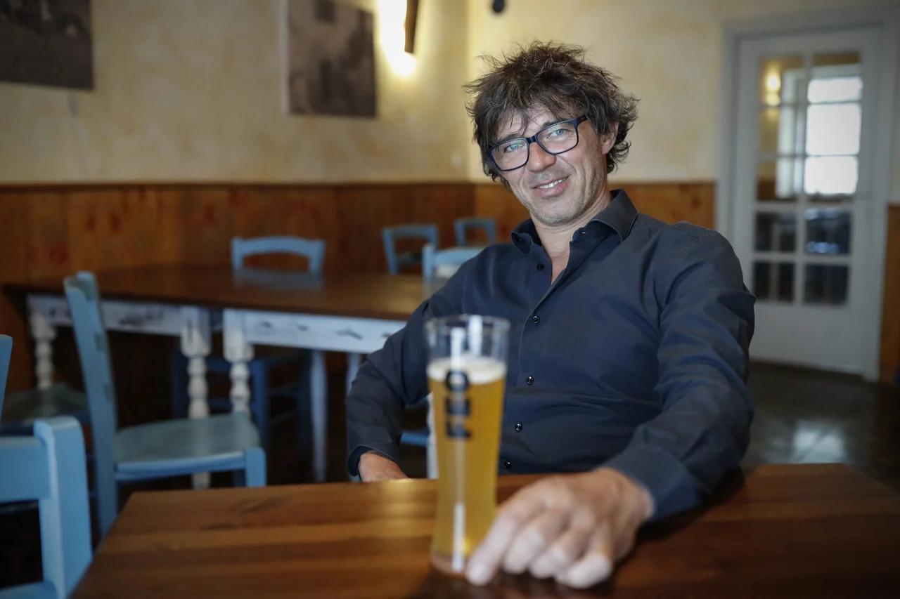 Kramar Valter in pivo Feo v Hiši Polonka, v Kobaridu, 11. oktobra 2017.
[Kramar Valter,Hiša Polonka,pivo,pivovarne,gostinstvo,turizem]