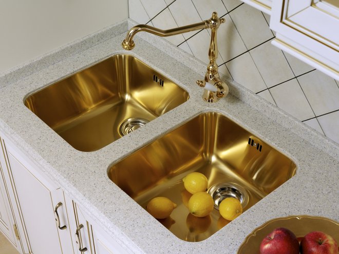 Kovinski elementi toplih tonov postajajo klasika. Foto: kikimora-kikimora/Thinkstock