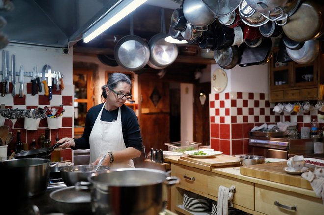 Miriam je šefinja kuhinje; poznavalce navduši s svojimi domačimi jedmi, ki so »samo to, kar jedo oni sami«. Foto: Uroš Hočevar/Delo