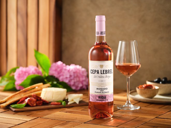 Rose vino cepa lebrel, rosado 2021, je odličen spremljevalec delikatesnih izdelkov in sirov iz bogate ponudbe Lidlovih izdelkov Deluxe. FOTO: Lovro Rozina