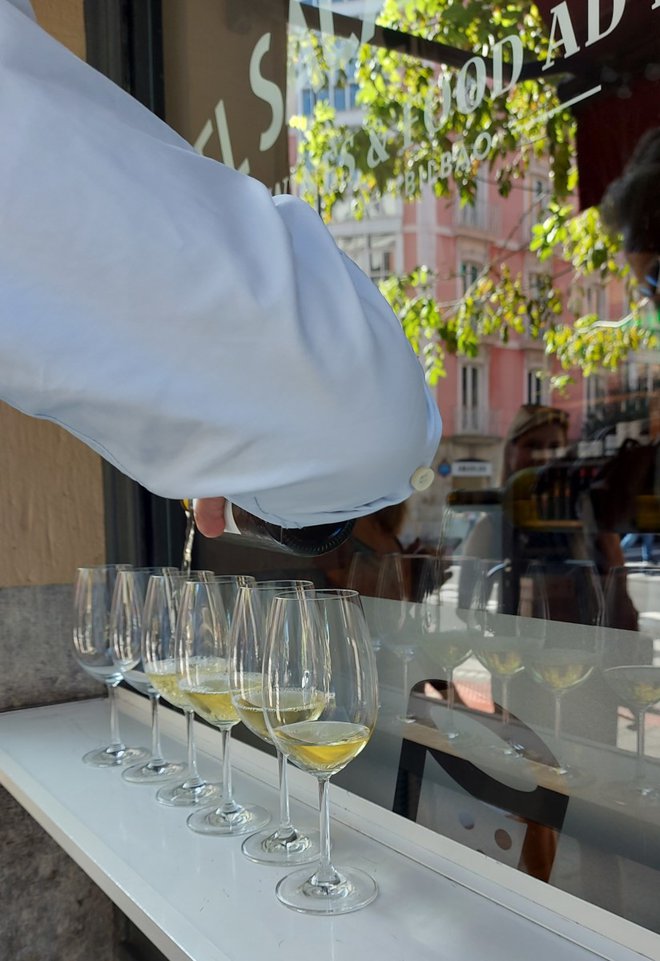 Zunanja okenska polica enega od barov v mestu Bilbao. V kozarcih je tipično baskovsko belo vino, čakolí (zapisano v originalu: txakoli). (Foto: Špela Ankele)