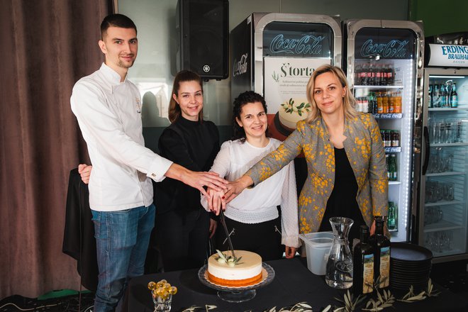 Ekipa, ki je ustvarila š'torto; mladi chef Kristian Zule, Jelena Arsič, Magdalena Skočir in Tamara Posavec Simčič. FOTO: Jakob Bužan