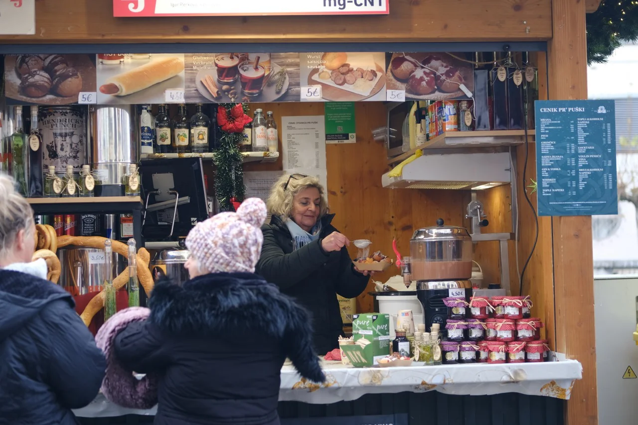 Ljubljanske stojnice - na tej strežejo miške z nagrajeno malinovo marmelado. (Foto: Špela Ankele)