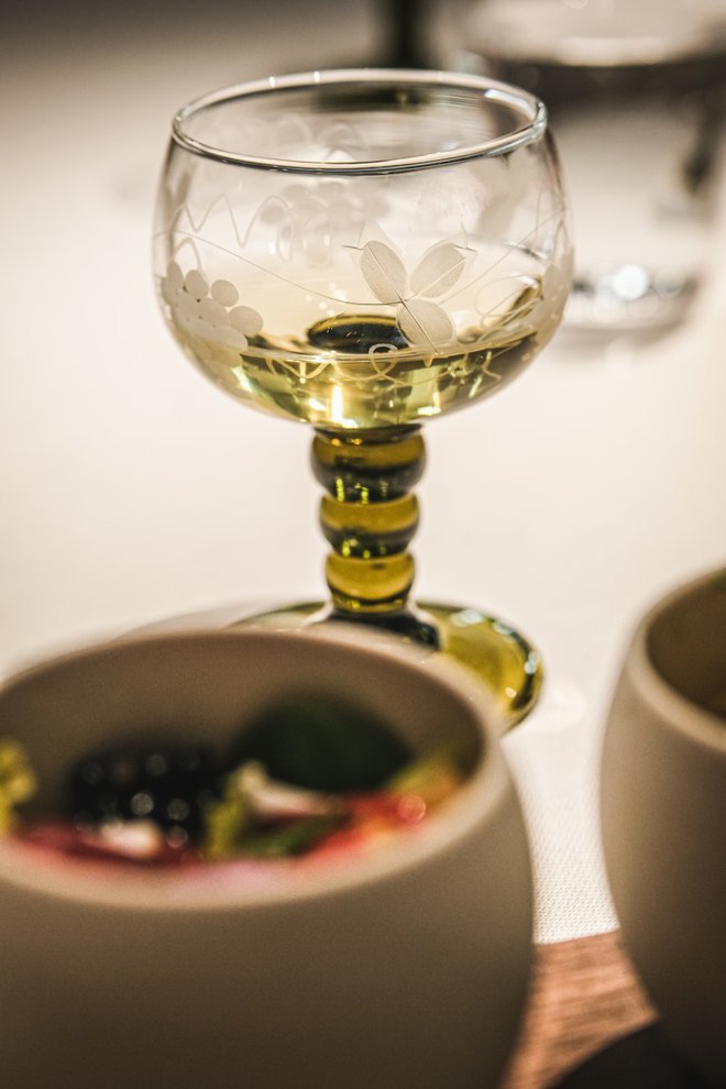 Römerglas: kozarec, v katerega so nam natočili slovensko vino. (Foto: Mateja Delakorda)