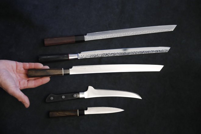 Noži burja so narejeni v treh različicah, glede na trdoto pršuta, ki naj bi ga rezali. (Foto: Leon Vidic)