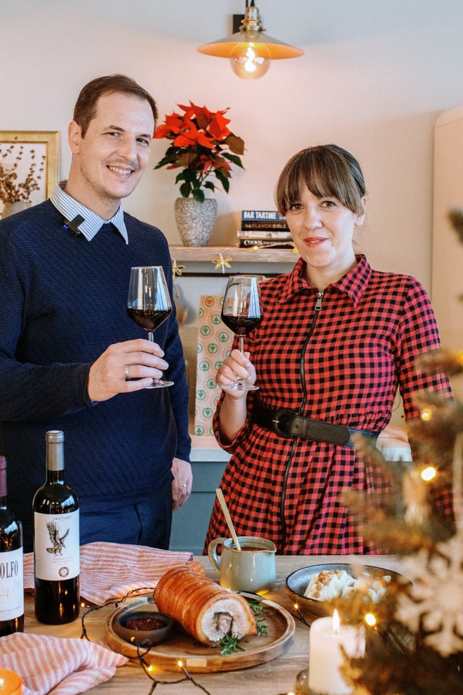 Valentin in Mateja vam želita lepe praznike, veliko dobrot in kozarček izbranega vina.